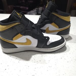 Air Jordan Black and Gold High-Top Sneakers Air Jordan 1 Mid "White / Pollen